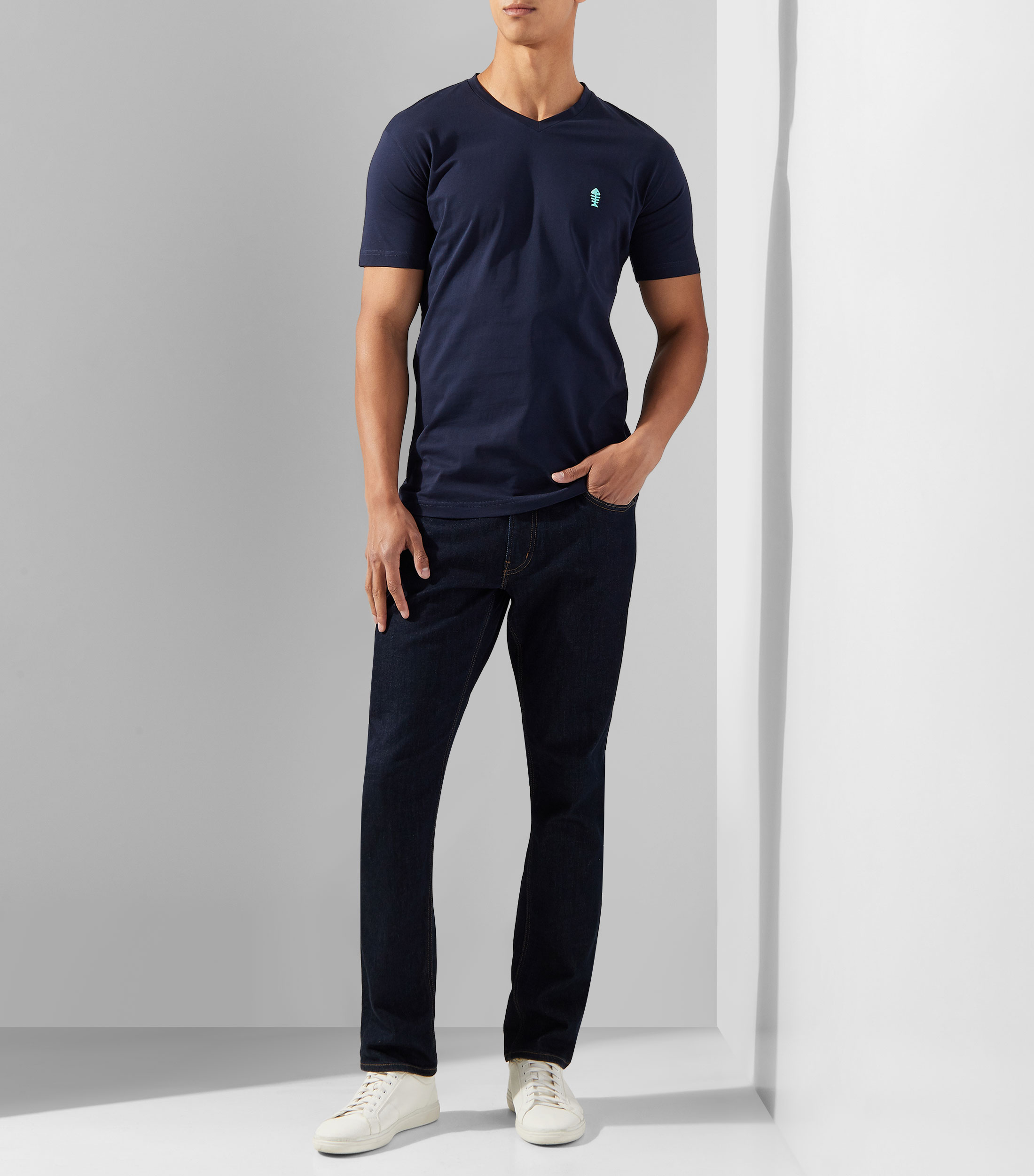 Playera cuello V manga corta con logo Hombre